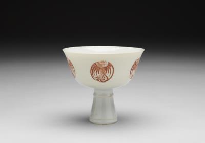 图片[3]-White stem cup with encircled phoenix decoration in overglaze red, Qing dynasty (1644-1911)-China Archive